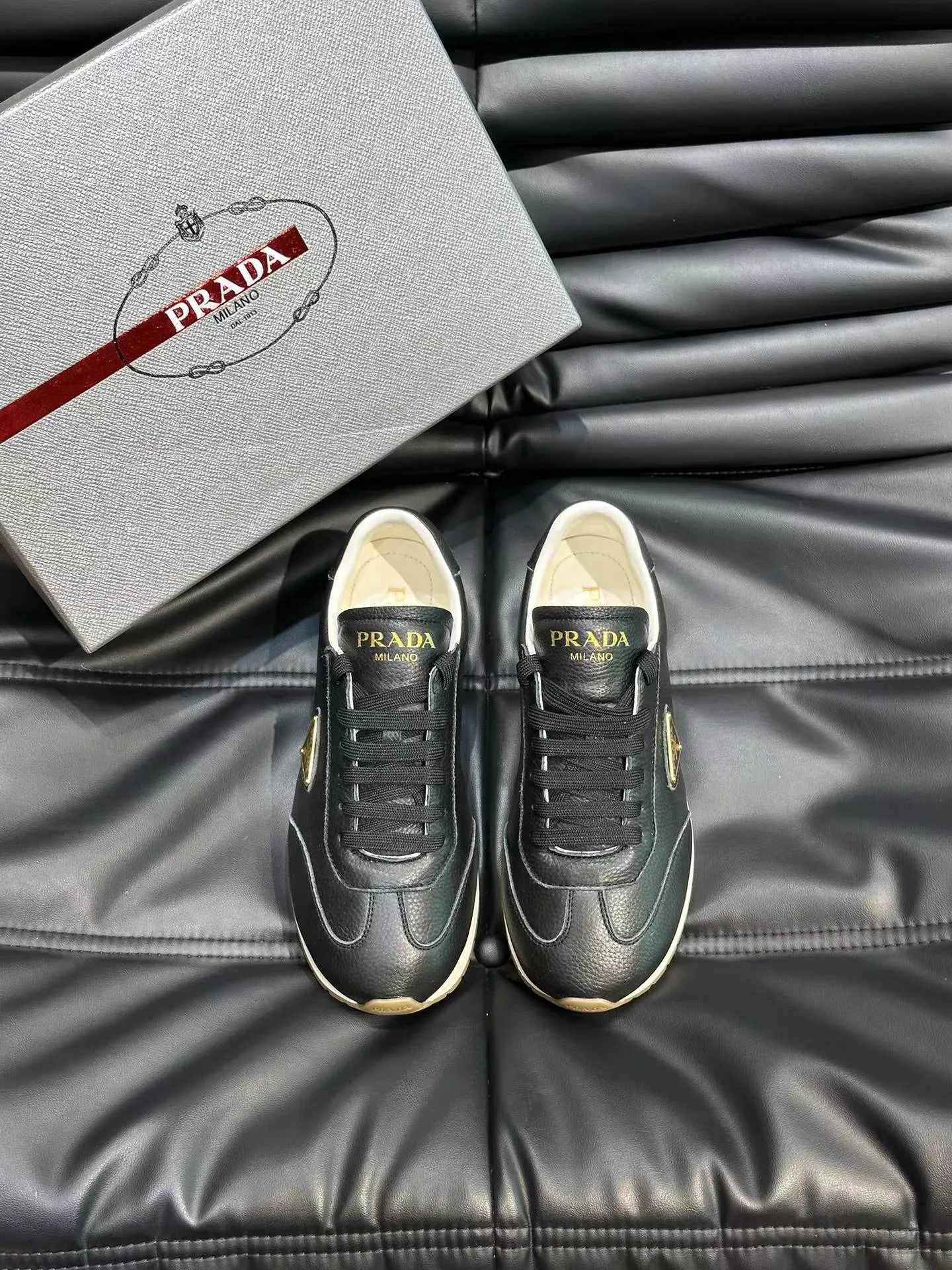 P400 38-45 Prada Prada’s new men’s leather sneakers, the highest version on the market, any comparison is welcome🆚! The original leather has excellent texture and is super high-end! Fetal sheep net lining imported from Italy, removable pad! Luxurious materials and fine workmanship, highly recommended!